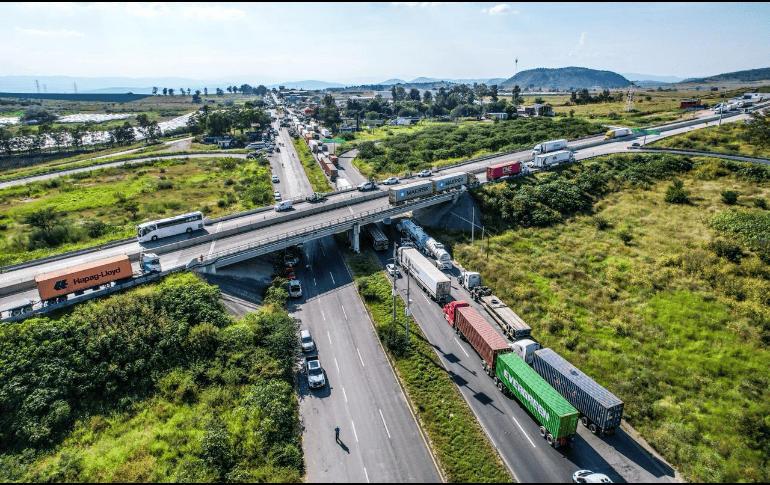 Desde la tarde de ayer, cientos de productores tomaron diferentes puntos carreteros y autopistas del Estado para exigir un mejor precio del maíz. EL INFORMADOR / A. Navarro
