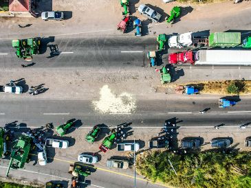 Desde la tarde del lunes, cientos de productores tomaron diferentes puntos, carreteros y autopistas del estado jalisciense para exigir un mejor precio del maíz. EL INFORMADOR / A. Navarro