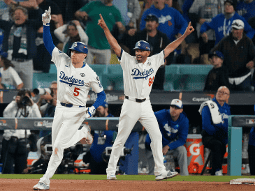 Con el marcador favorable para los Dodgers, la Serie Mundial seguirá este martes tras un juego 3 que se extendió por más de seis horas. AP / M. J. Terrill