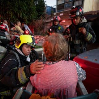 Rescatan a dos personas y una perrita de un incendio en la colonia Independencia