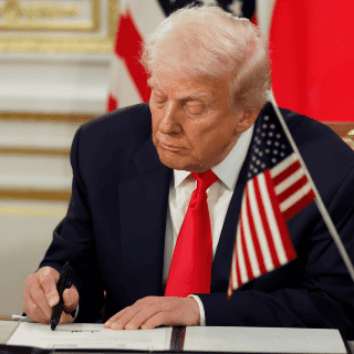 Trump bromea con cómo "perturba" a los mercados gracias a sus políticas arancelarias