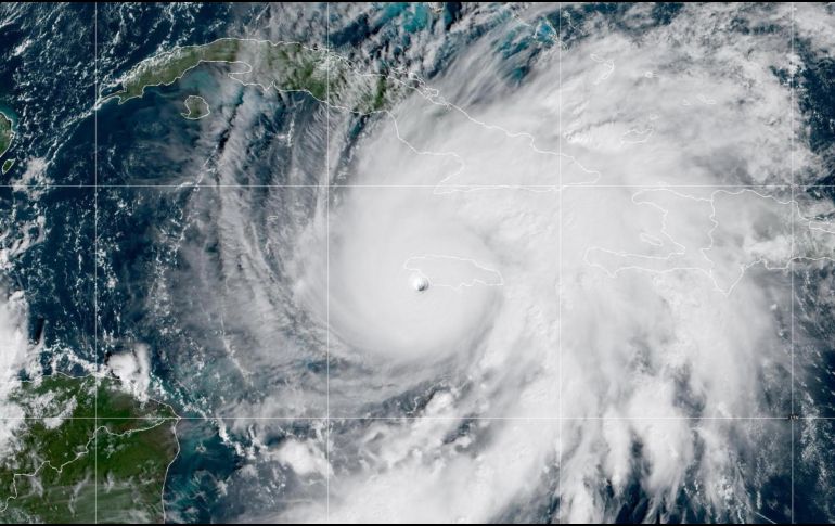 Imagen satelital que muestra al huracán Melissa, de categoría 5, aproximándose a Jamaica este martes. EFE