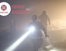 Los elementos de Bomberos de Guadalajara lograron controlar el fuego para evitar la propagación a otras áreas. ESPECIAL / FACEBOOK Protección Civil y Bomberos GDL