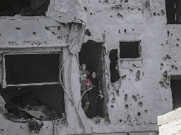 Ayer, Israel volvió a bombardear la Franja de Gaza, matando a decenas de personas, entre ellas, niños. EFE / EPA / M. Saber