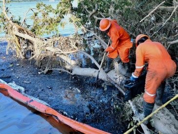 En el río Pantepec se registró un derrame de hidrocarburo derivado de una fuga en un oleoducto de la estatal Pemex, afectado por las lluvias extraordinarias en la región. ESPECIAL/Pemex