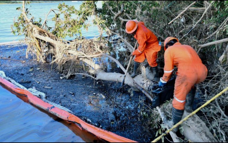 En el río Pantepec se registró un derrame de hidrocarburo derivado de una fuga en un oleoducto de la estatal Pemex, afectado por las lluvias extraordinarias en la región. ESPECIAL/Pemex
