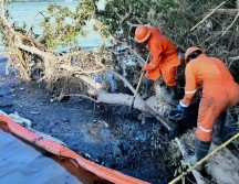 En el río Pantepec se registró un derrame de hidrocarburo derivado de una fuga en un oleoducto de la estatal Pemex, afectado por las lluvias extraordinarias en la región. ESPECIAL/Pemex
