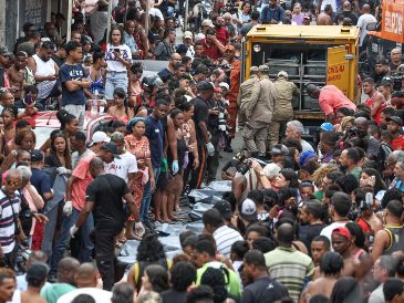 La Defensoría Pública, que brinda asistencia legal gratuita, actualizó la cifra de víctimas, que el día anterior era de 64, luego de que vecinos de las zonas afectadas buscaran a sus familiares desaparecidos y empezaran a reunir decenas de cuerpos en una plaza. EFE / A. Coelho