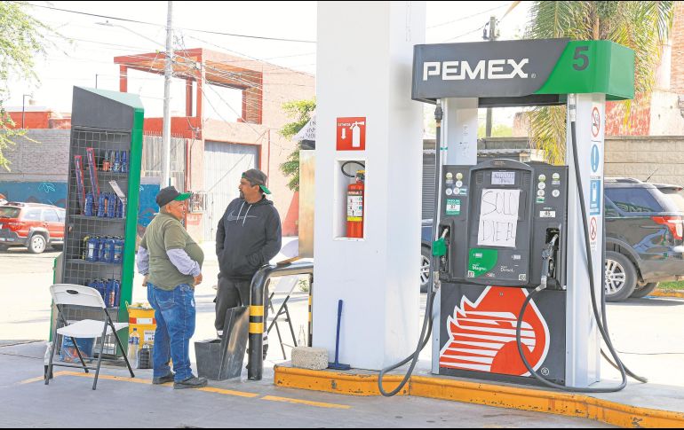La caída en los permisos para nuevas gasolineras, el huachicol fiscal, las restricciones en el trasvase de combustible, topar el precio de la Magna y la saturación de las terminales, están afectando el suministro. EL INFORMADOR/J. Acosta