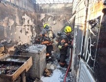 El incendio fue controlado utilizando agua a presión, luego de una primera atención por vecinos y Policía de Zapopan. ESPECIAL / FACEBOOK Protección Civil y Bomberos Zapopan