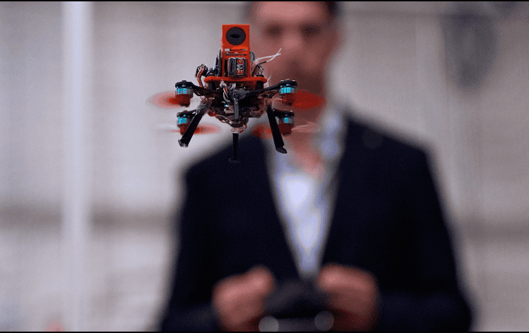 Estos drones semejantes a los murciélagos caben en la palma de su mano, están hechos principalmente de materiales económicos, casi de grado hobby. AP / ARCHIVO