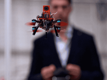 Estos drones semejantes a los murciélagos caben en la palma de su mano, están hechos principalmente de materiales económicos, casi de grado hobby. AP / ARCHIVO