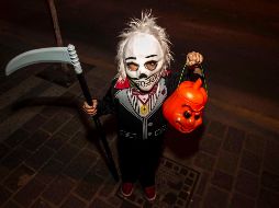 Durante el Día de Muertos, las calles de Guadalajara se animan y llenan de color con los niños pidiendo calaverita. EL INFORMADOR/ARCHIVO