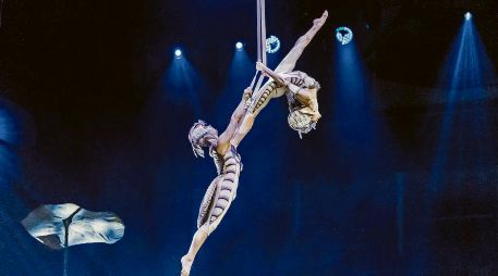 Ernesto Lea Place (izquierda) alza el vuelo en el espectáculo “OVO”. CORTESÍA