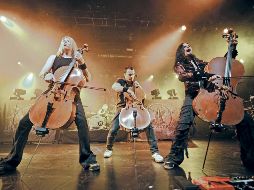 Apocalyptica: Eicca Toppinen, Paavo Lötjönen y Perttu Kivilaakso durante una presentación en el escenario del Teatro Nokia. AFP/B. Bedder