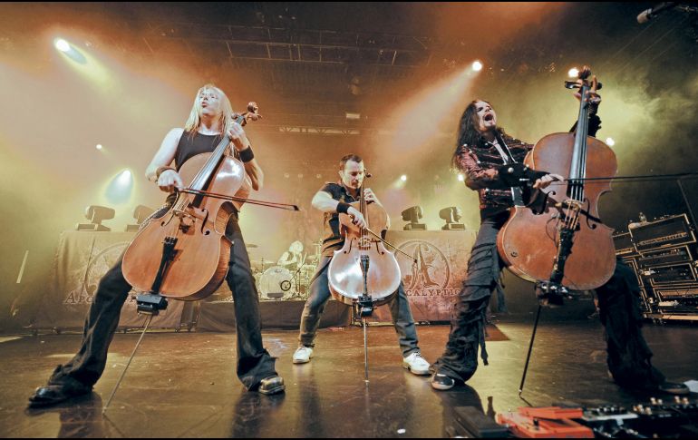Apocalyptica: Eicca Toppinen, Paavo Lötjönen y Perttu Kivilaakso durante una presentación en el escenario del Teatro Nokia. AFP/B. Bedder