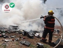 El incendio fue controlado con agua a presión. ESPECIAL / FACBOOK Protección Civil y Bomberos Zapopan