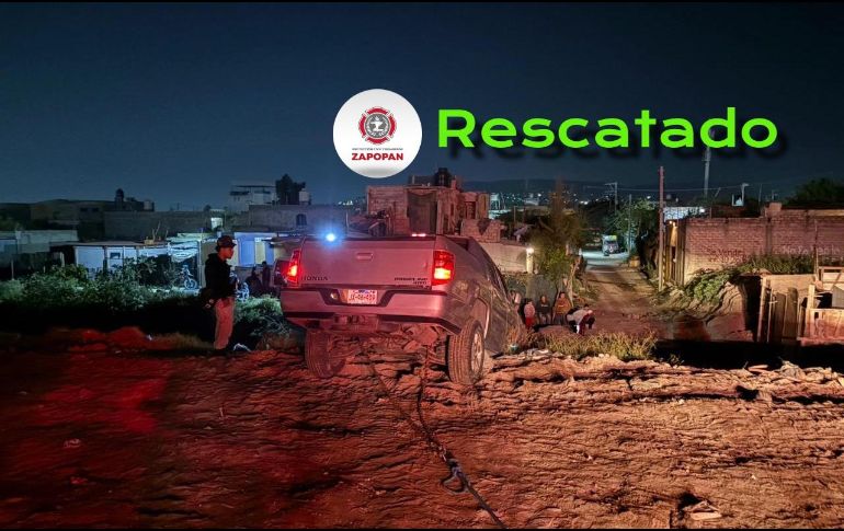 El lugar quedó a resguardo de la Policía Vial Jalisco a la espera de la llegada de una grúa para la extracción de la camioneta. ESPECIAL / FACEBOOK Protección Civil y Bomberos de Zapopan