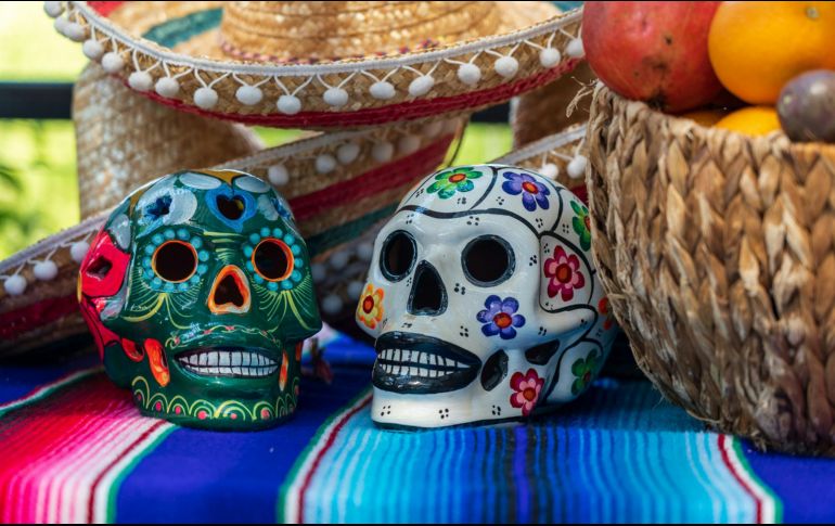 Ya sea con rezos en los panteones o con comparsas en las calles, el espíritu del Día de Muertos demuestra que en México la memoria y la alegría caminan de la mano. Unsplash