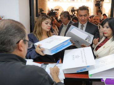 Salvador Zamora, secretario de Gobierno en la entrega del Proyecto de Presupuesto 2026. Lo acompañan las diputadas Gabriela Cárdenas y Marta Arizmendi. EL INFORMADOR/A. Navarro