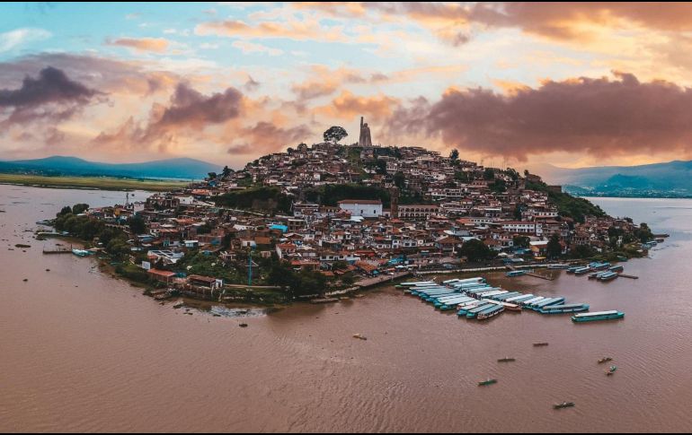 La mejor vista está en el mirador del monumento a José María Morelos y Pavón, que ofrece una panorámica del lago iluminado con las velas; es perfecto para tomar fotografías. X / @GobMichoacan