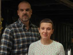 Antes de que este conflicto saliera a la luz, Brown y Harbour mantenían una relación paternal que trascendió la pantalla. ESPECIAL / NETFLIX