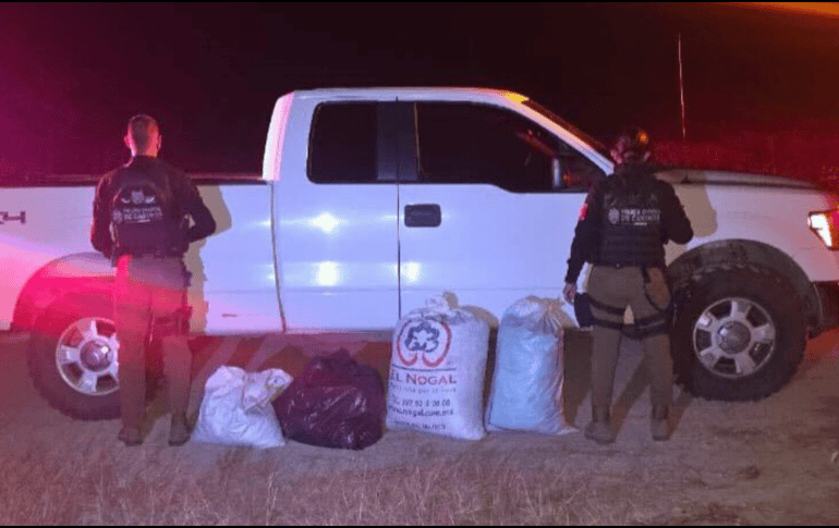 Policía Estatal de Caminos, desplegados en Talpa de Allende, localizaron y aseguraron una camioneta abandonada, con aparente reporte de robo. ESPECIAL/ SECRETARÍA DE SEGURIDAD DEL ESTADO