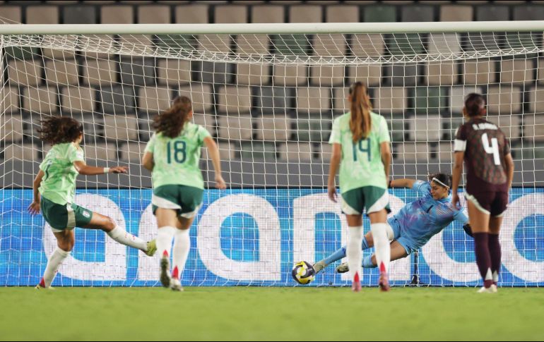 La arquera azteca Valentina Murrieta detuvo tres disparos desde los once pasos y se erigió como la figura determinante. X/ @fifaworldcup_es.