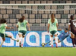 La arquera azteca Valentina Murrieta detuvo tres disparos desde los once pasos y se erigió como la figura determinante. X/ @fifaworldcup_es.