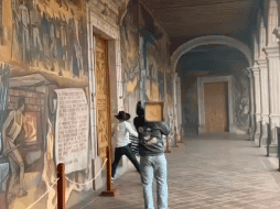 Imágenes difundidas por muestran que los protestantes arrojaron muebles por las ventanas mientras gritaban consignas en busca de justicia y aumento de seguridad. ESPECIAL