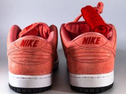 Al adquirir un calzado con este tipo de material, es importante comprar un spray protector, para evitar daños severos e irreparables. Pexels