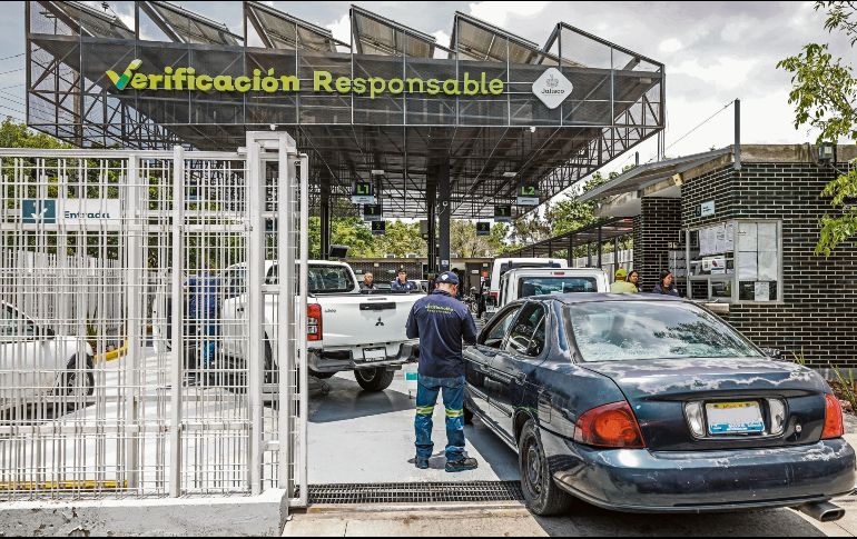 El Gobierno de Jalisco mantendrá en 2026 el subsidio del 100% al costo de la verificación vehicular, condicionado al pago del refrendo, pero éste subirá de 900 a mil pesos. EL INFORMADOR/ A. Navarro