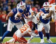 Josh Allen (#17) salió con mejores números que Patrick Mahomes. AP