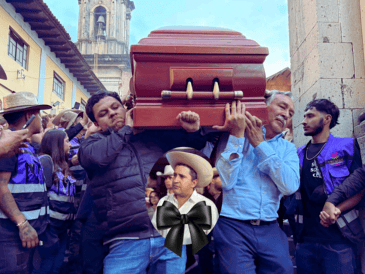 Cientos de personas vestidas de negro se acercaron para dar el pésame a la familia. A la viuda, Grecia Quiroz, a la madre y los hermanos del alcalde. SUN / C. Arrieta