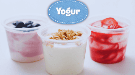 La clave para seleccionar un buen yogur está en revisar la lista de ingredientes y la tabla nutricional. ESPECIAL / CANVA