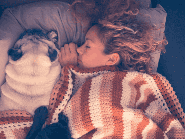 Muchos dueños aseguran que dormir con sus perros les brinda seguridad, consuelo y compañía emocional, beneficios que, según psicólogos y veterinarios, pueden ser positivos siempre que se mantengan ciertas precauciones. CANVA