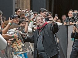 Guillermo del Toro saluda a sus admiradores durante la presentación de “Frankenstein” en el Colegio de San Ildefonso. EL UNIVERSAL