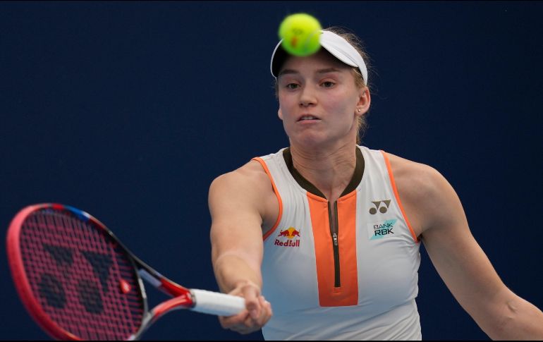 Elena Rybakina vino de atrás para vencer (3-6, 6-1 y 6-0) a Iga Swiatek en las finales de la WTA. AP/N. Guan