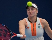 Elena Rybakina vino de atrás para vencer (3-6, 6-1 y 6-0) a Iga Swiatek en las finales de la WTA. AP/N. Guan