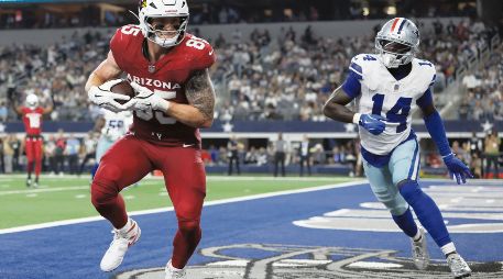 Trey McBride (izq.) fue una de las figuras de los Cardinals en el triunfo sobre los Cowboys, al capturar un pase en la zona de anotación. AFP