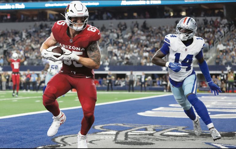 Trey McBride (izq.) fue una de las figuras de los Cardinals en el triunfo sobre los Cowboys, al capturar un pase en la zona de anotación. AFP