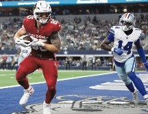 Trey McBride (izq.) fue una de las figuras de los Cardinals en el triunfo sobre los Cowboys, al capturar un pase en la zona de anotación. AFP
