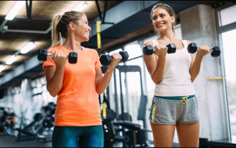 Realizar al menos dos sesiones semanales de ejercicios de fuerza (combinadas con actividad aeróbica y una alimentación equilibrada) puede marcar la diferencia entre envejecer con limitaciones o disfrutar de una vida activa, independiente y libre de enfermedades crónicas. CANVA