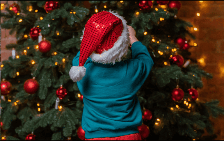 La Navidad 2025 llega con una propuesta cromática totalmente renovada. Este año, las tendencias en decoración apuestan por paletas que combinan elegancia, calidez y naturalidad, dejando atrás los clásicos rojo y verde para dar paso a tonos tierra, metálicos, pastel y acentos inspirados en la naturaleza. CANVA