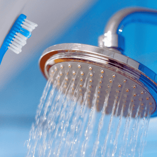 ¿Cómo limpiar la regadera con este truco viral?