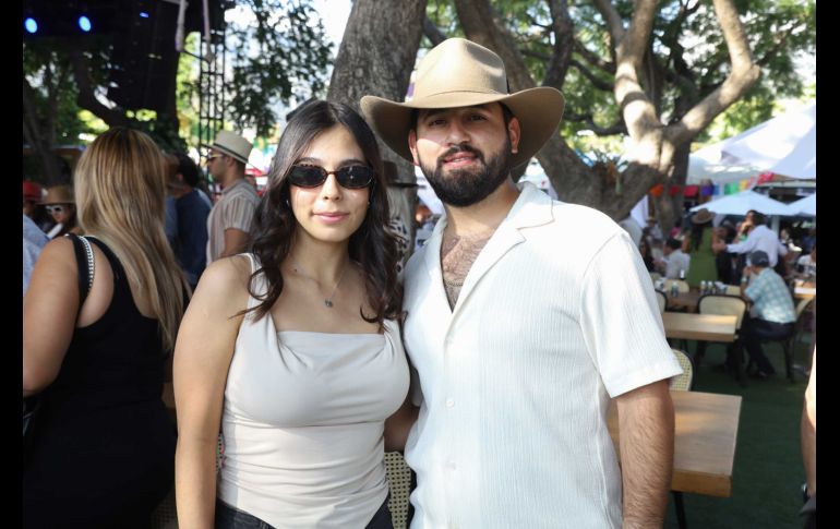 Laura Gallegos y Santiago Villalpando durante la 4a. edición de Vinart Ajijic. GENTE BIEN JALISCO / Revista del 7 de noviembre 2025