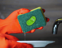 La esponja utilizada en la cocina puede convertirse en un foco de bacterias si no se limpia correctamente. ESPECIAL / CANVA