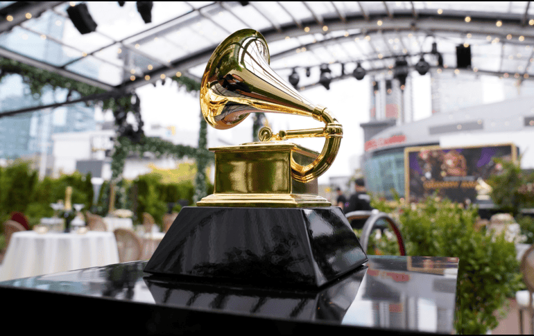 Un premio Grammy decorativo se exhibe antes del inicio de la 63.ª entrega anual de los premios Grammy en Los Ángeles el 14 de marzo de 2021. (Foto AP/Chris Pizzello, archivo)