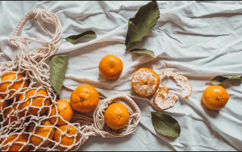 Una mandarina mediana aporta alrededor de 40 calorías, lo que la convierte en una excelente opción para quienes buscan cuidar su peso sin renunciar al sabor. Unsplash