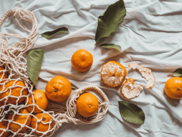 Una mandarina mediana aporta alrededor de 40 calorías, lo que la convierte en una excelente opción para quienes buscan cuidar su peso sin renunciar al sabor. Unsplash